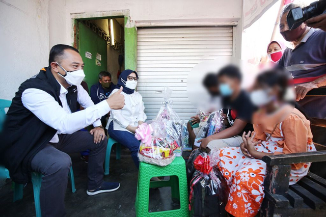 Wali Kota Surabaya bersama istri saat mengunjungi anak-anak yang orang tuanya meninggal karena COVID-19. Foto-foto: Humas Pemkot Surabaya