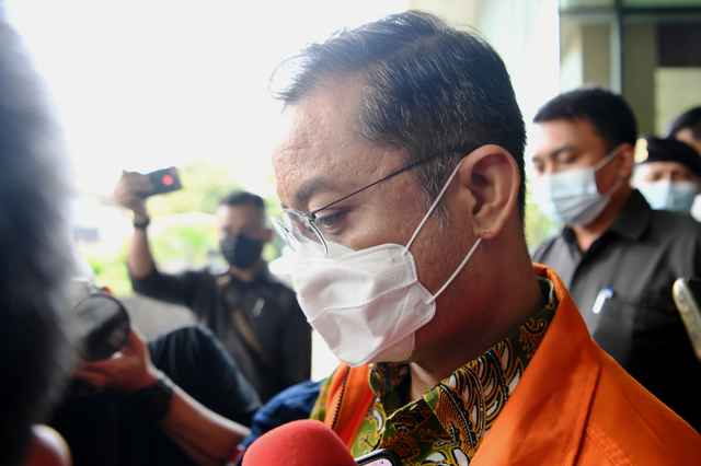 Terdakwa mantan Menteri Sosial Juliari P Batubara usai menjalani sidang pembacaan putusan secara virtual di gedung ACLC KPK, Jakarta, Senin (23/8). Foto: Hafidz Mubarak A/ANTARA FOTO
