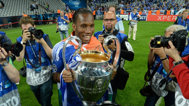 Didier Drogba mengangkat trofi Liga Champions pertamanya. Foto: Adrian Dennis/AFP