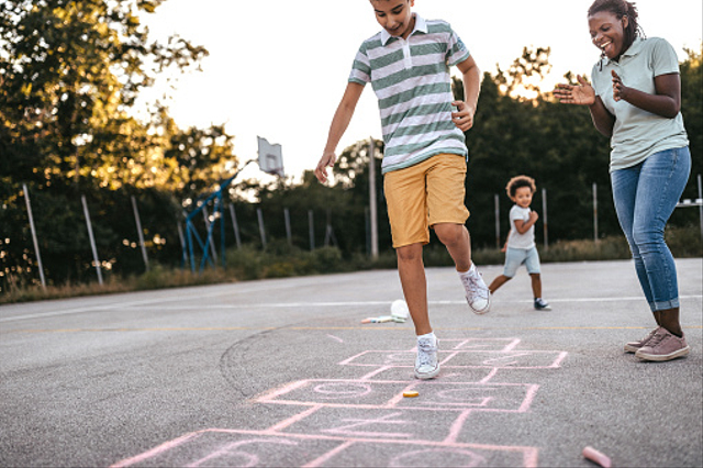 Teknik bermain engklek. Foto: dok. https://unsplash.com/