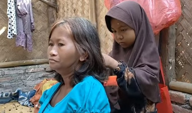 Kisah memilukan seorang bocah perempuan di Desa Kroya, Indramayu, Jawa Barat, bernama Sinta merawat sendirian ibu kandungnya yang memiliki gangguan jiwa alias ODGJ. (Foto: YouTube/@Toiskandar iNews)