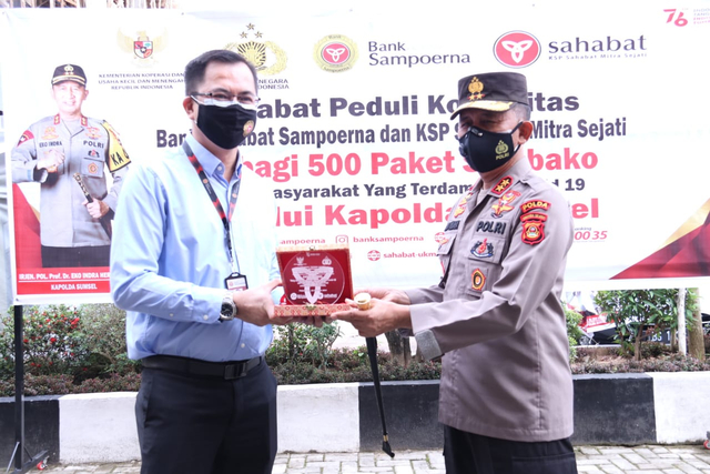 Kapolda Sumsel, Irjen Pol Eko Indra Heri menerima secara simbolis bantuan dari Bank Sahabat. (foto: dok. istimewa)