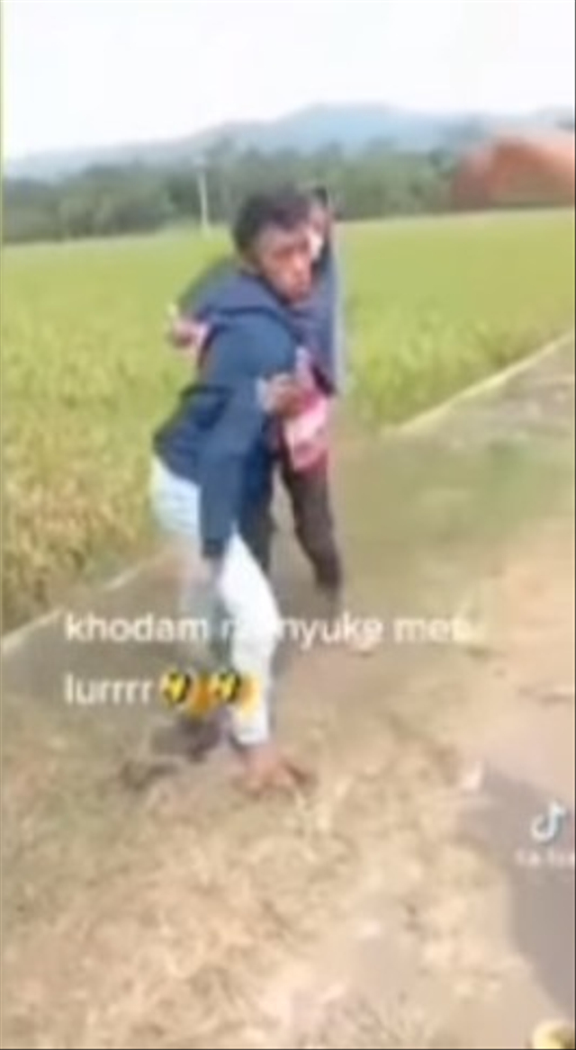 Viral aksi kocak seorang pemuda diduga di Jawa Tengah berpura-pura kerasukan saat terciduk mesum di sawah. (Foto: Instagram/@birunyarina)