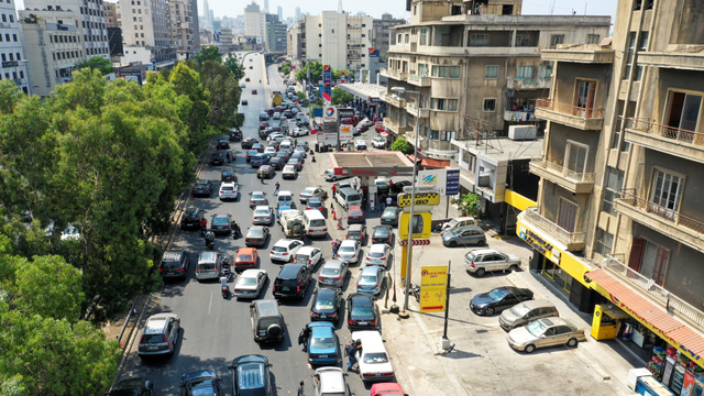 Kemacetan lalu lintas yang disebabkan oleh mobil yang mengantre untuk mengisi bahan bakar di Damour, Lebanon, Jumat (20/8). Foto: Issam Abdallah/REUTERS