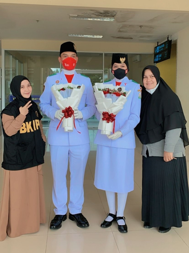 Paskibraka asal Aceh, Aldi Syahputra Lingga dan Nisa Ulhusna saat tiba di Aceh. Dok. Pribadi 