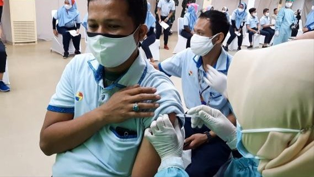 Penyuntikan vaksin bagi para buruh PT Sari Warna, Kota Solo. (FOTO: Agung Santoso)