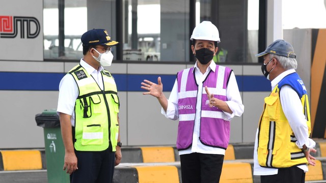 Presiden Joko Widodo (tengah) didampingi Gubernur DKI Jakarta Anies Baswedan dan Menteri PUPR Basuki Hadimuljono saat peresmian Tol Kelapa Gading-Pulo Gebang di Jakarta, Senin (23/8/2021). Foto: Lukas/Biro Pers Sekretariat Presiden