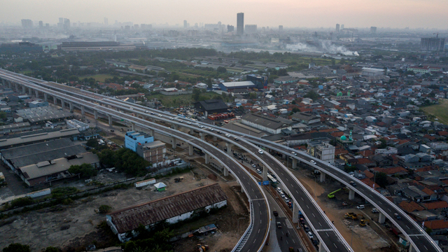 Foto udara sejumlah kendaraan melintas di jalan Tol Pulo Gebang-Kelapa Gading yang sedang di uji coba secara gratis, Cakung, Jakarta, Senin (23/8/2021). Foto: Fakhri Hermansyah/ANTARA FOTO