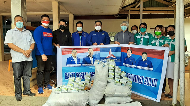 Fraksi Demokrat di DPRD Sulawesi Utara saat menyalurkan bantuan beras dan masker untuk warga dan para tenaga kesehatan. (foto: istimewa)