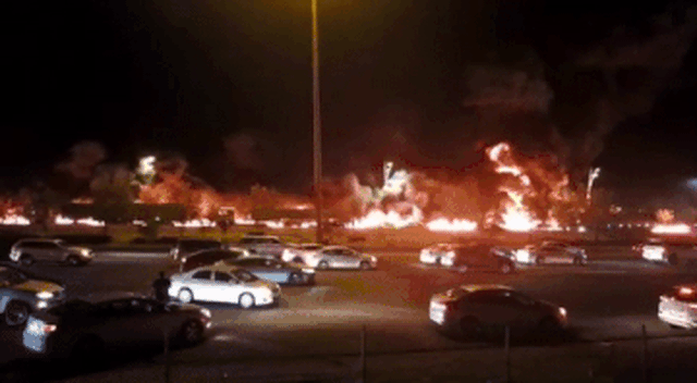 Kebakaran di jalan raya Makkah-Jeddah terjadi akibat tabrakan truk BBM. Foto: Twitter/@makkahregion