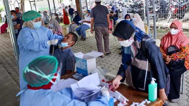 Warga menjalani tes swab di Rumah Sakit Umum dr Zainoel Abidin, Banda Aceh. Foto: Suparta/acehkini