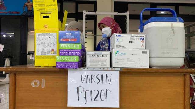 Vaksinasi Pfizer di Gedung Judo Kelapa Gading Dibatasi 400 dosis Perhari (24952)