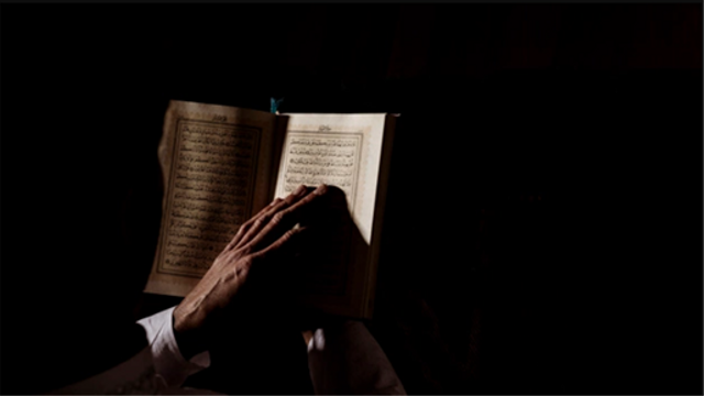 Ilustrasi laki-laki yang sedang membaca kitab kuning safinah. https://www.freepik.com/
