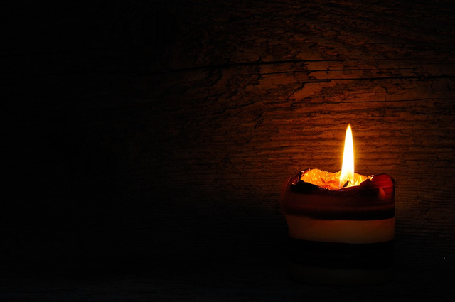 Lilin adalah sumber penerangan. Foto: Pixabay
