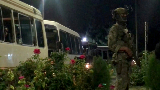 Tentara berjaga-jaga di bandara Kabul, Afghanistan, Senin (23/8/2021. Foto: Reuters TV