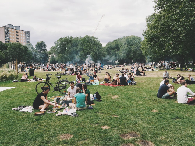 apa saja kegiatan yang bisa dilakukan di taman bermain? sumber gambar: https://www.unsplash.com/