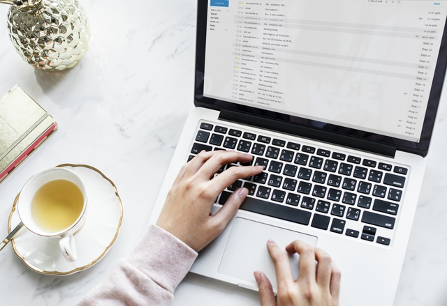 Ilustrasi menggunakan aplikasi surat menyurat berbasis web. Foto: Pixabay