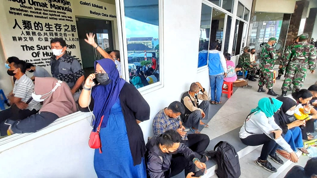 Warga serbu pelaksanaan vaksinasi gratis di Palembang, Selasa (24/8) Foto: abp/Urban Id