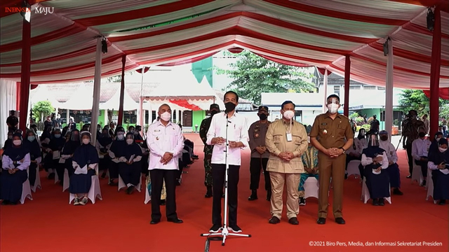 Presiden Jokowi didampingi Menhan Prabowo Subianto dan Gubernur Kaltim Isran Noor saat meninjau vaksinasi COVID-19 untuk pelajar di Samarinda. Foto: Youtube/Setpres