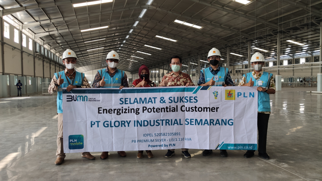 Perwakilan PT PLN UP3 Surakarta dalam penyalaan listrik perdana pabrik baru PT Glory Industrial Semarang di Sragen. (FOTO: PLN UP3 Surakarta)