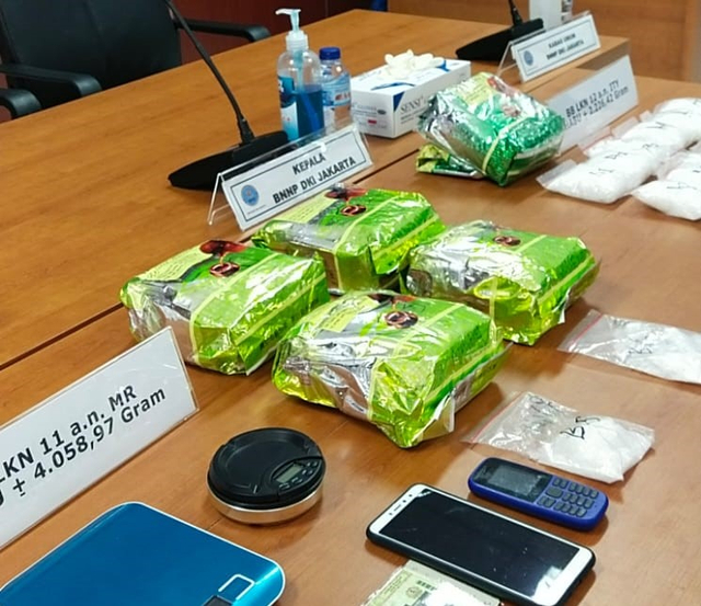 Foto  barang bukti narkoba sabu, timbangan digital, dan telepon genggam. Dok. Pribadi
