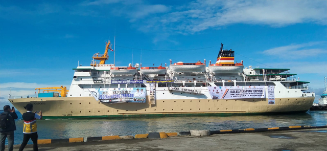 Recovery Ship Isoter Terpadu KM Sirimau  mulai meninggalkan Pelabuhan Sorong dan berlabuh ditengah laut, foto: Yanti/Balleo News