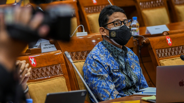 Menteri Pariwisata dan Ekonomi Kreatif Sandiaga Uno saat rapat kerja dengan Komisi X DPR di Kompleks Parlemen, Senayan, Jakarta, Selasa (24/8).  Foto: Galih Pradipta/ANTARA FOTO