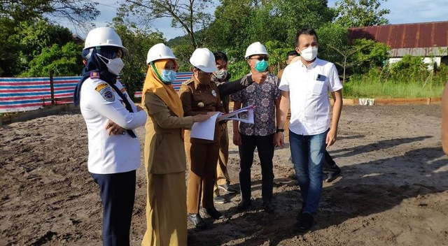 Wali Kota Singkawang saat meninjau pembangunan skatepar di Taman Cahaya Madani Gayung Bersambut. Foto: Dok Hi!Pontianak