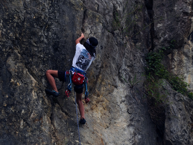 Cikal memanjat jalur Batu Hamil di Tebing Gunung Hawu Padalarang, Kabupaten Bandung. Dokumentasi : @damardono.