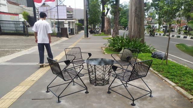 Kursi dan meja di trotoar Jalan Ir. H. Juanda atau Jalan Dago, Kota Bandung. Foto: Rachmadi Rasyad/kumparan