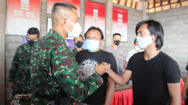Kasus pemukulan TNI vs warga di Bali berakhir damai. Foto: Polres Buleleng