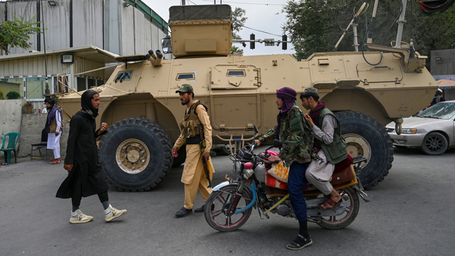 Taliban berpatroli di sepanjang jalan di Kabul pada 17 Agustus 2021. Foto: Wakil KOHSAR/AFP