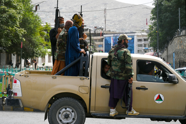 Pejuang Taliban berpatroli di sepanjang jalan di Kabul pada 17 Agustus 2021. Foto: Wakil KOHSAR/AFP