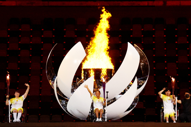 Kuali dinyalakan saat upacara pembukaan Paralimpiade Tokyo 2020 di Stadion Olimpiade, Tokyo, Jepang, Selasa (24/8). Foto: Athit Perawongmetha/REUTERS