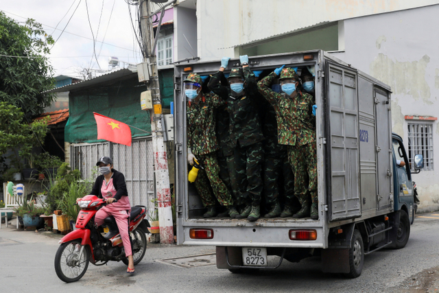 Tentara Vietnam mengirimkan makanan kepada warga di Ho Chi Minh, Vietnam. Foto: STR/REUTERS