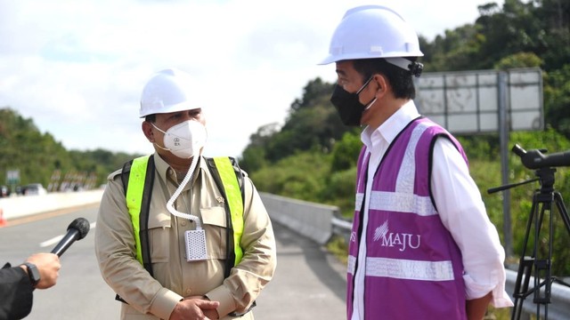 Presiden Joko Widodo bersama Menhan Prabowo Subianto dan Menteri PUPR Basuki Hadimuljono meninjau sodetan jalan akses IKN. Foto: Biro Pers Sekretariat Presiden