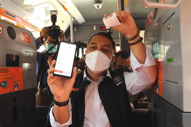 Wali Kota Surabaya Eri Cahyadi menunjukkan aplikasi yang dapat dipakai untuk pembayaran non tunai Suroboyo Bus. Foto-foto: Humas Pemkot Surabaya