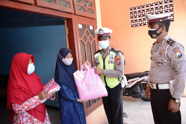 Bhayangkari Situbondo Beri Tali Asih dan Bingkisan untuk Anak Yatim Piatu 