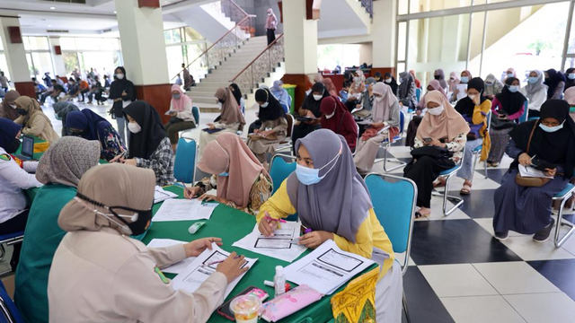 Suasana vaksinasi massal di Universitas Syiah Kuala, Banda Aceh. Foto: Suparta/acehkini