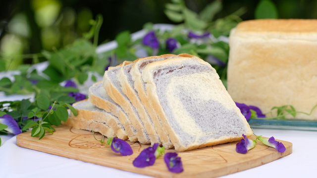 Roti tawar yang dipadukan dengan bunga telang. Foto: istimewa.