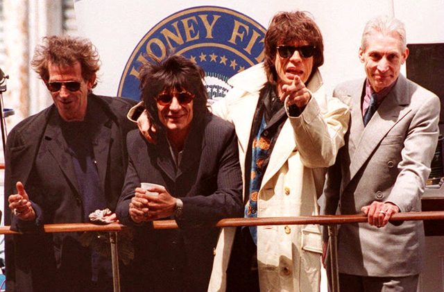 The Rolling Stones (Kiri-Kanan) Keith Richards, Ron Wood, Mick Jagger dan Charlie Watts tiba dengan kapal pesiar di Chelsea Piers 3 Mei 1994 di New York untuk tur dunia "Voodoo Lounge". Foto: Timothy A. Clary/AFP