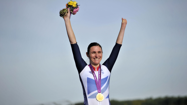 Sarah Storey dari Inggris merayakan setelah meraih medali emasnya  dalam final balap sepeda C4-5 individu putri selama Paralimpiade London 2012. Foto: AFP / Glyn Gereja