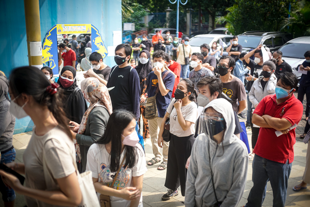 Warga mengantre di lokasi penyuntikan vaksin Pfizer. Foto: Iqbal Firdaus/kumparan