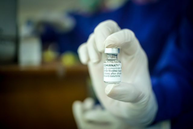 Petugas kesehatan menunjukan vaksinasi Pfizer. Foto: Iqbal Firdaus/kumparan