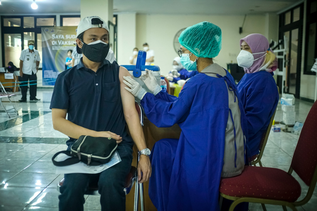 Petugas kesehatan menyuntikkan vaksinasi Pfizer. Foto: Iqbal Firdaus/kumparan
