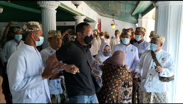 Aksi saling dorong dan tarik-menarik saat pelantikan Perangkat Keraton Kasepuhan Cirebon.(Juan)