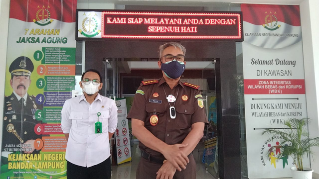 Kepala Kejaksaan Negeri Bandar Lampung Deny yang didampingi Kasi Intel Erik Yudistira. | Foto: Bella Sardio/Lampung Geh