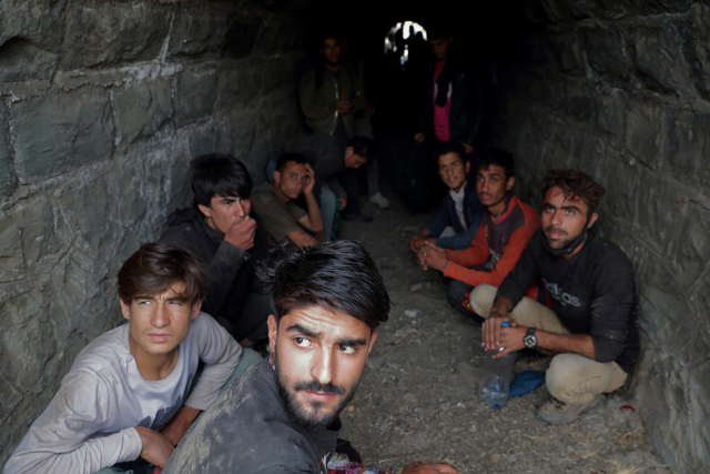 Migran Afghanistan bersembunyi dari pasukan keamanan di sebuah terowongan di bawah rel kereta api, dekat Tatvan di provinsi Bitlis, Turki (23/8). Foto: Murad Sezer/REUTERS