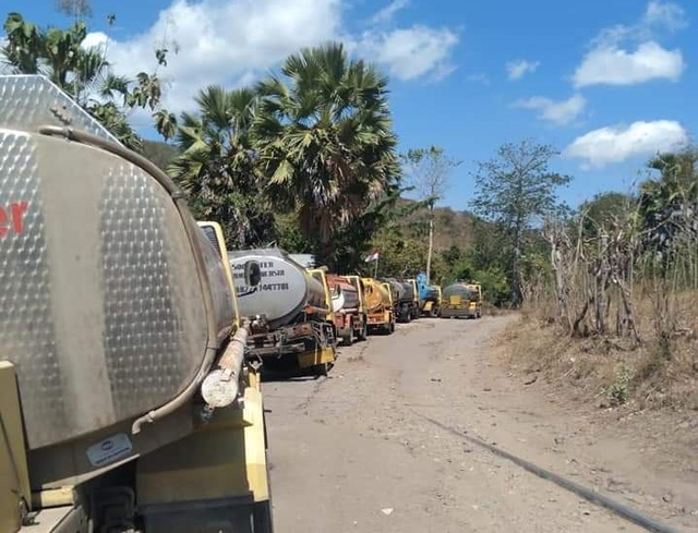 Puluhan mobil tangki air mogok beberapa hari lalu karena pihak Manajemen menaikan tarif baru. Foto : Teddi Lagamaking