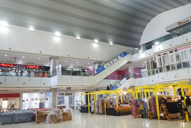 Hari Pertama Buka Saat PPKM Level 4, Mal di Bandar Lampung Masih Sepi Pengunjung (2)